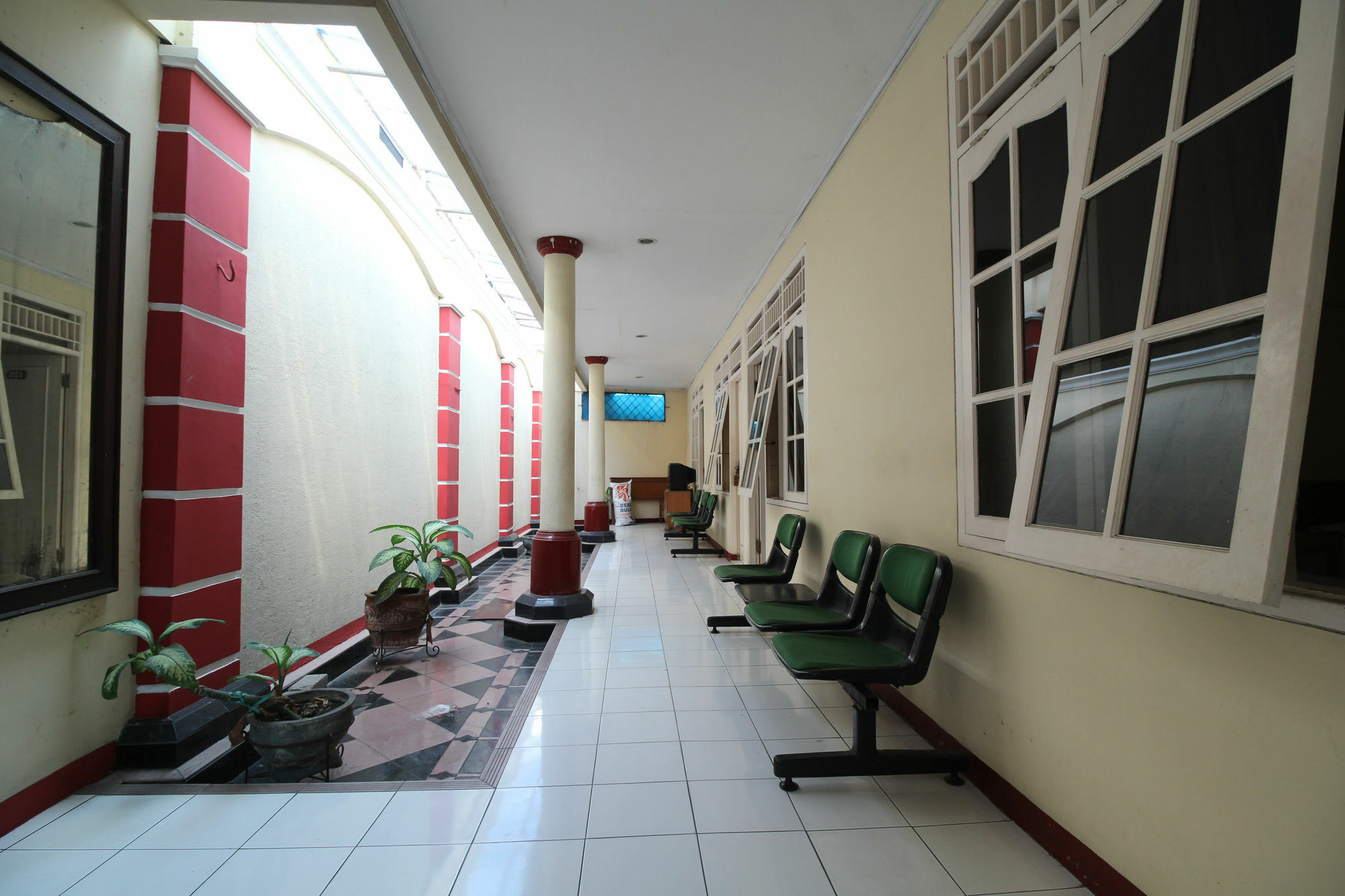 Hotel Airy Eco Syariah Cakung Penggilingan Raya 41 *